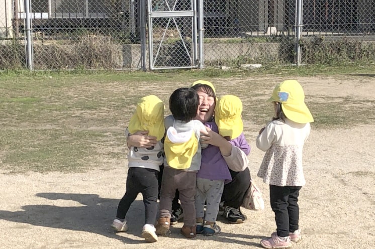 園庭で遊ぶ園児の写真