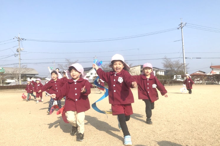 遊具で遊ぶ園児の写真