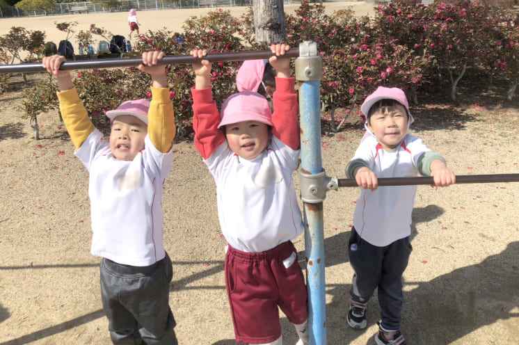 草木を触る園児の写真