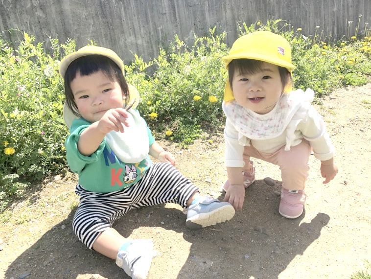 外で座る園児の写真