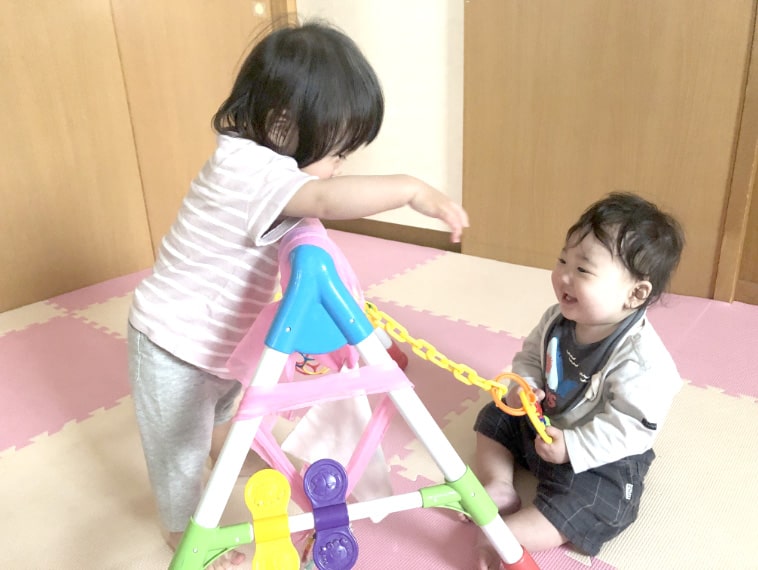 保育室で遊ぶ園児の写真