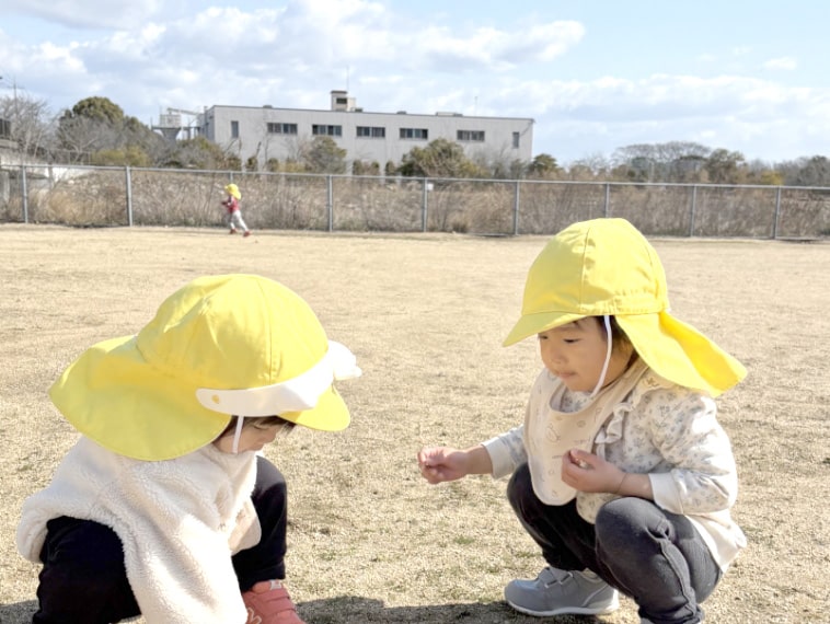 園庭で遊ぶ園児の写真
