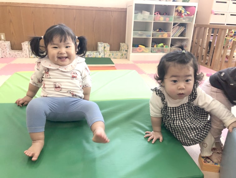 マットに座る園児の写真