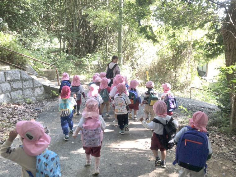 遠足を楽しむ園児の写真