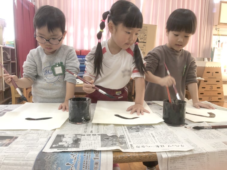 習字をする園児の写真