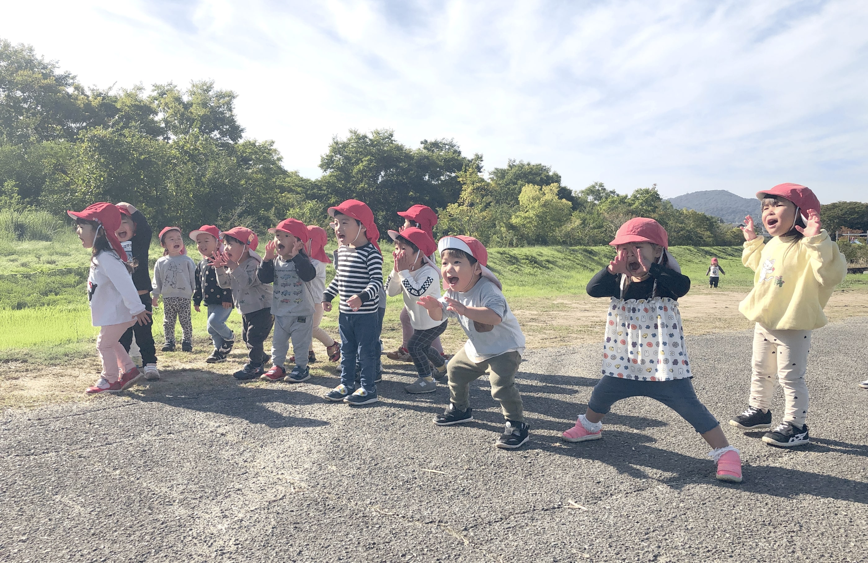 大声を出している園児の写真