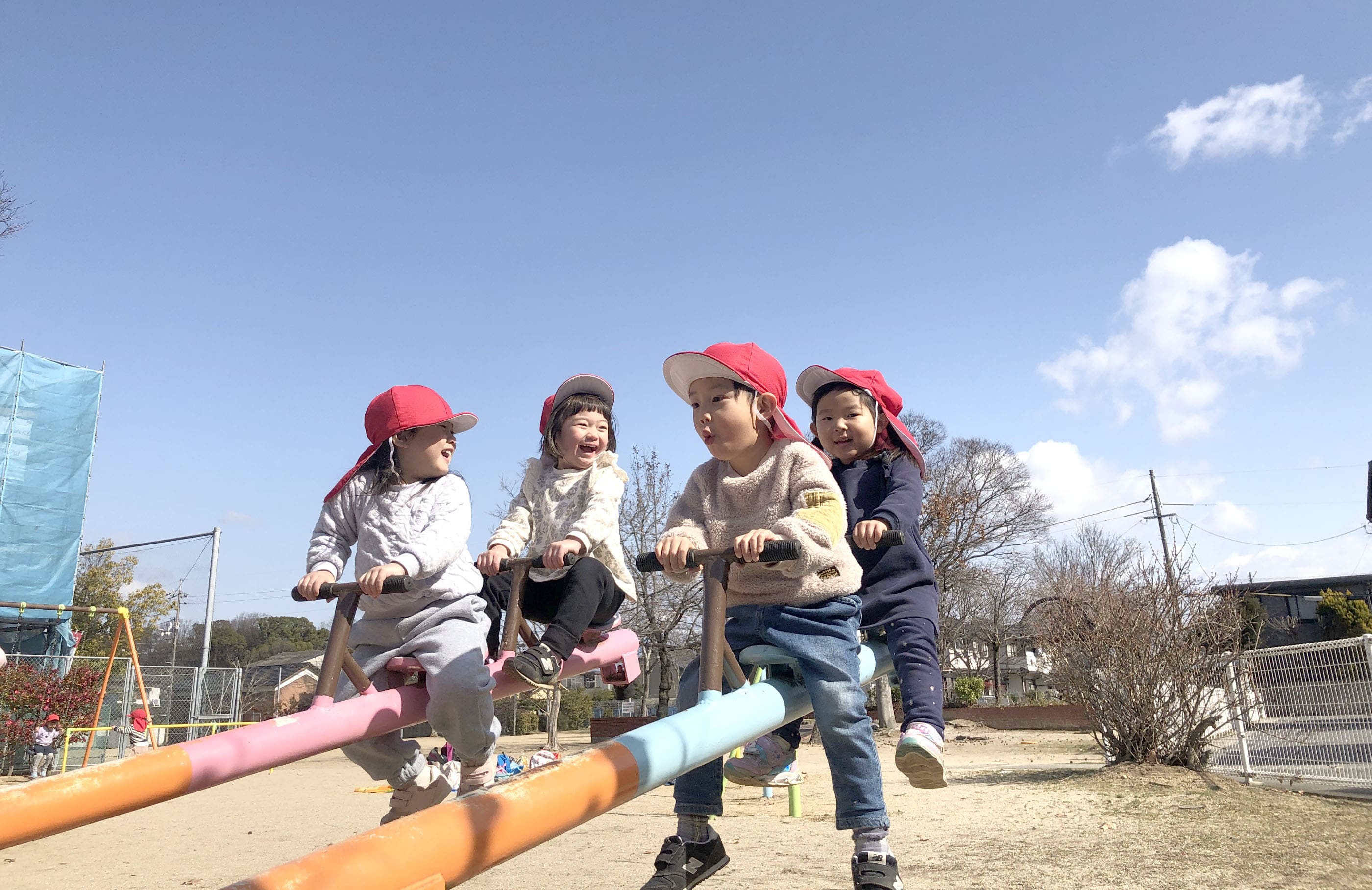 シーソーで遊ぶ園児の写真