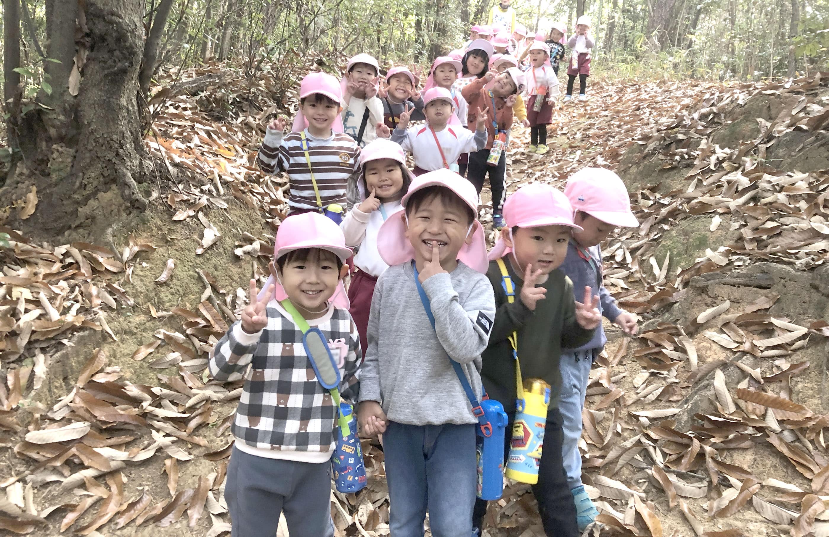 山にいる園児の写真