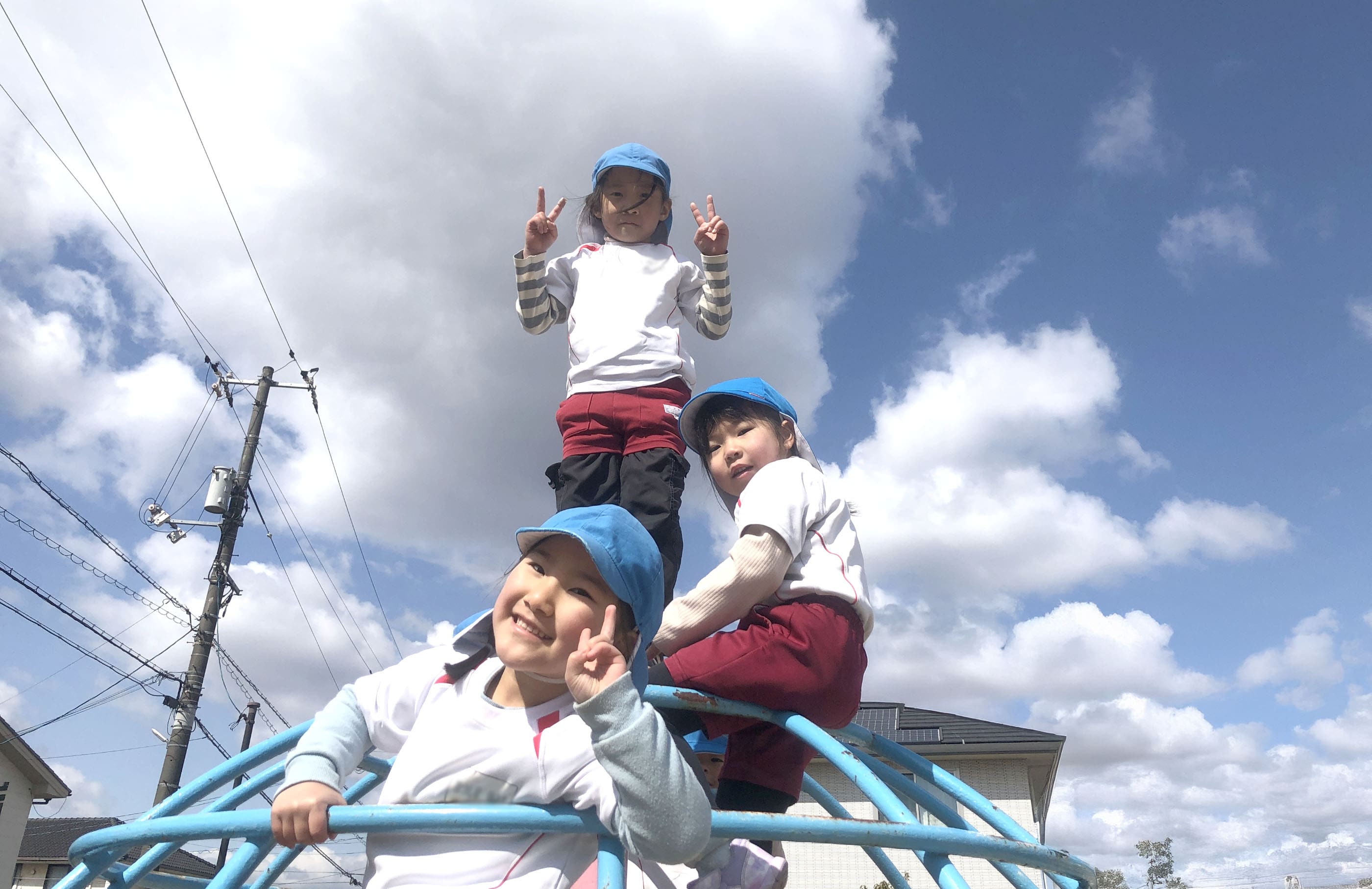 遊具で遊ぶ園児の写真
