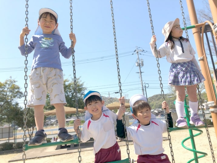 ブランコで遊ぶ園児の写真