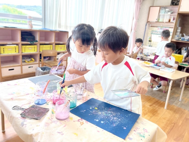 製作遊びを楽しむ園児の写真