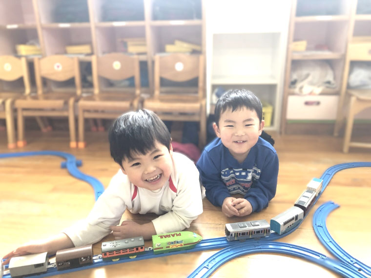 電車のおもちゃで遊ぶ園児の写真