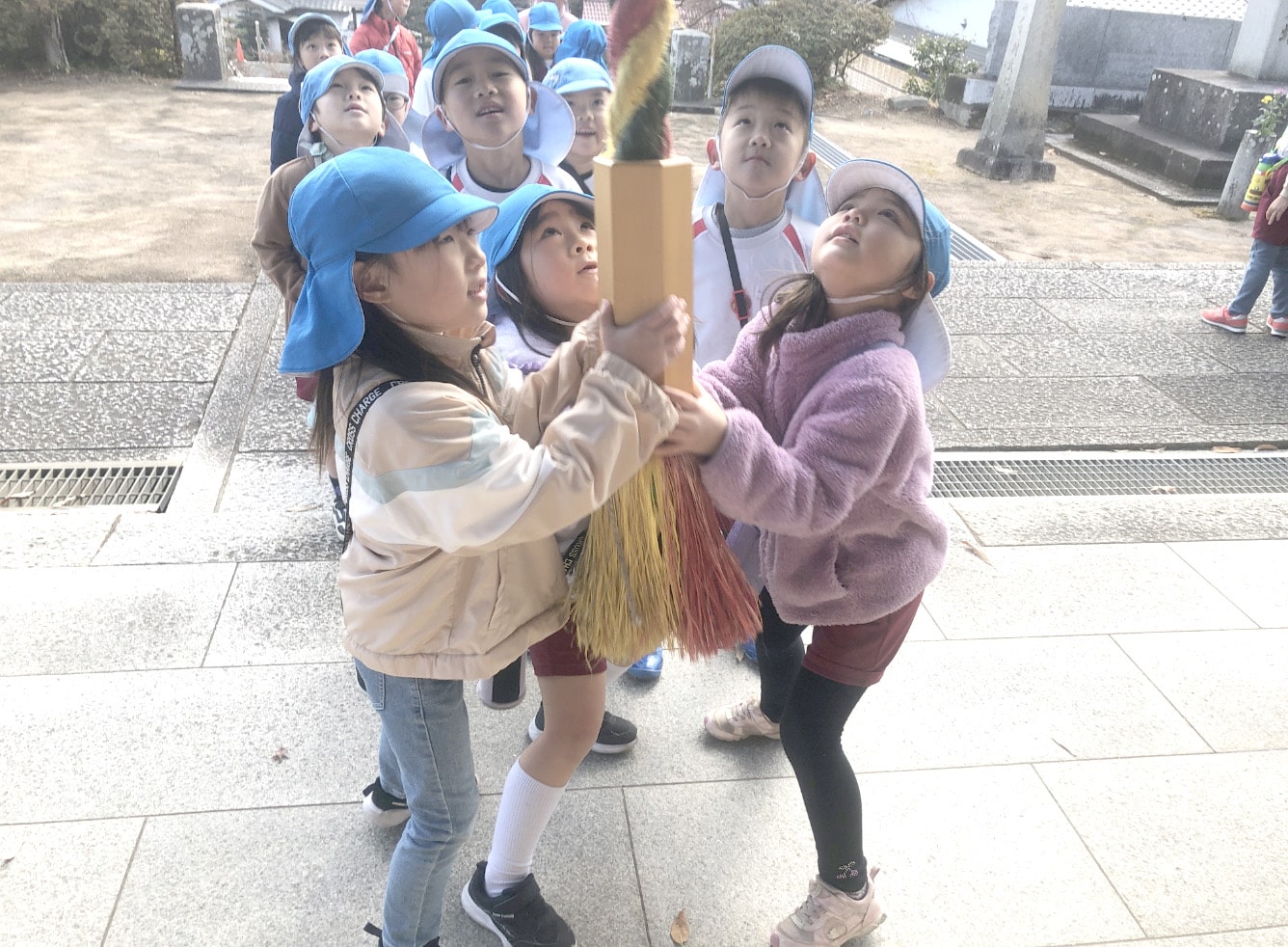 神社にお参りする子どもたちの写真