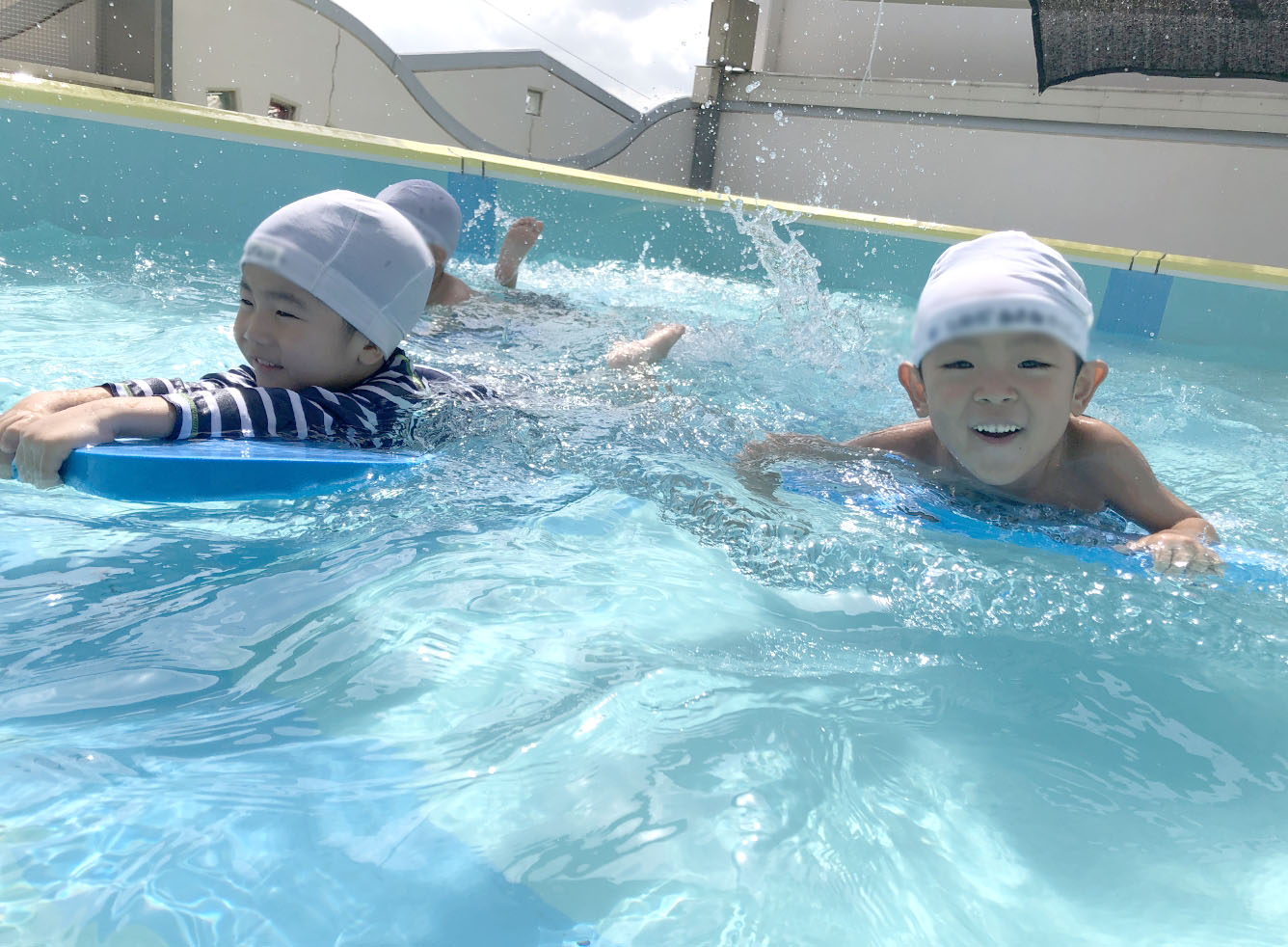 プールで遊ぶ子どもたちの写真