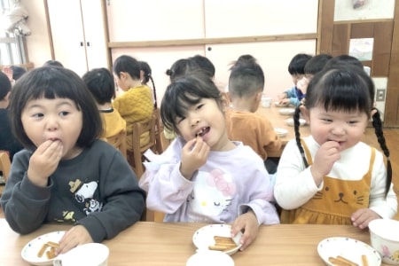 おやつを食べている子どもたち