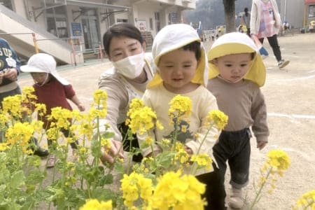 遊んでいる子どもたちの写真