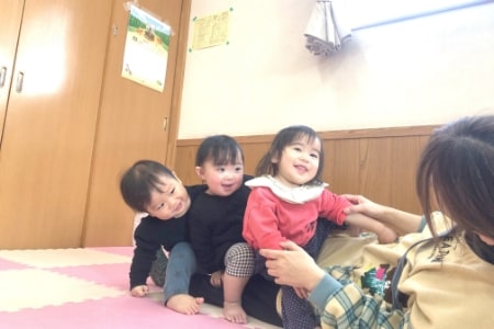 遊んでいる子どもたちの写真