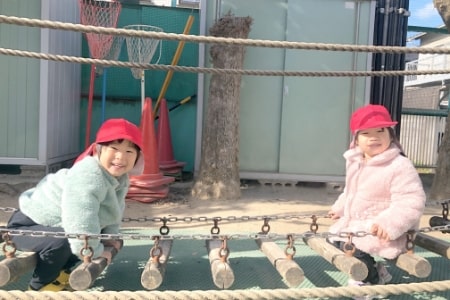 外で遊ぶ子どもたちの写真