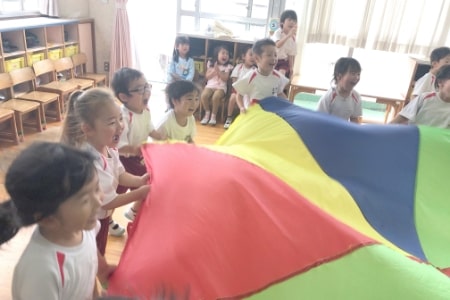 室内で遊ぶ子どもたちの写真