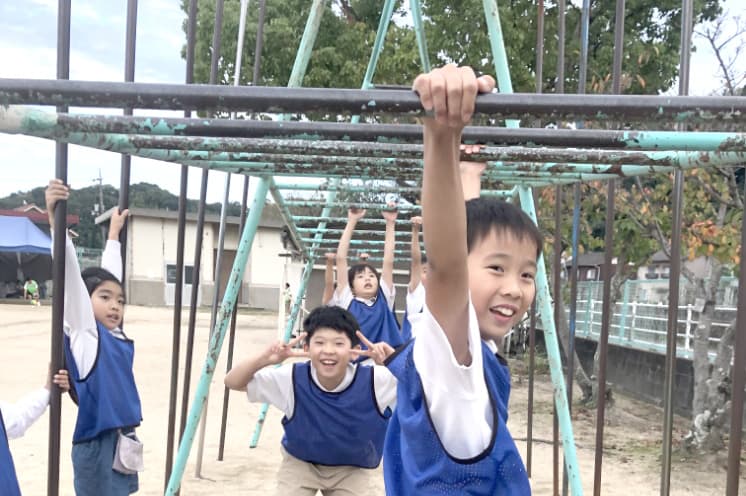 雲梯で遊ぶ子どもの写真