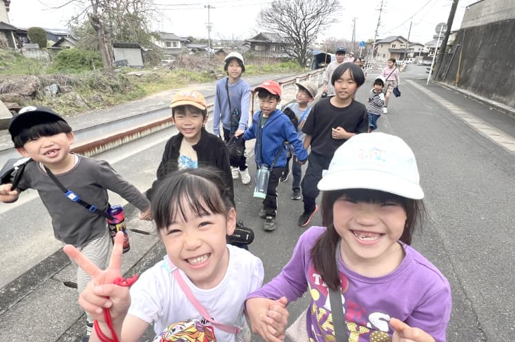 道を歩く子どもの写真