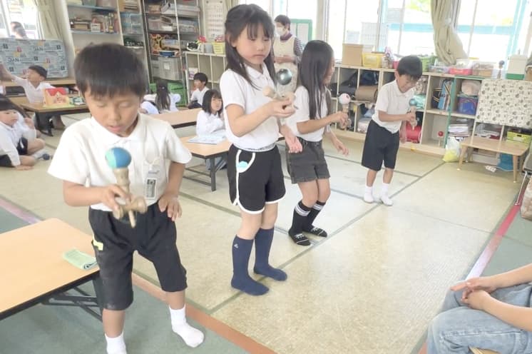 けん玉をする子どもの写真