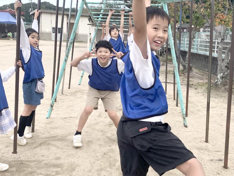 雲梯で遊ぶ子どもの写真