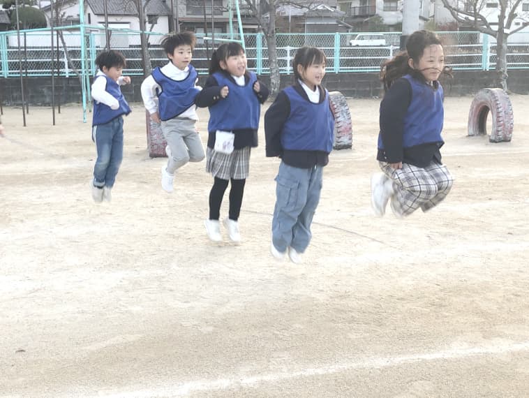 長縄で遊ぶ子どもの写真
