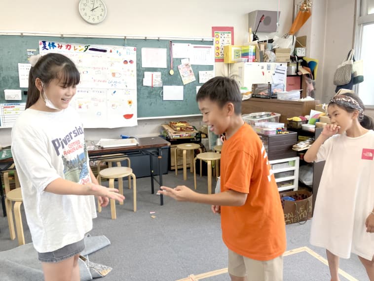 じゃんけんをする子どもの写真
