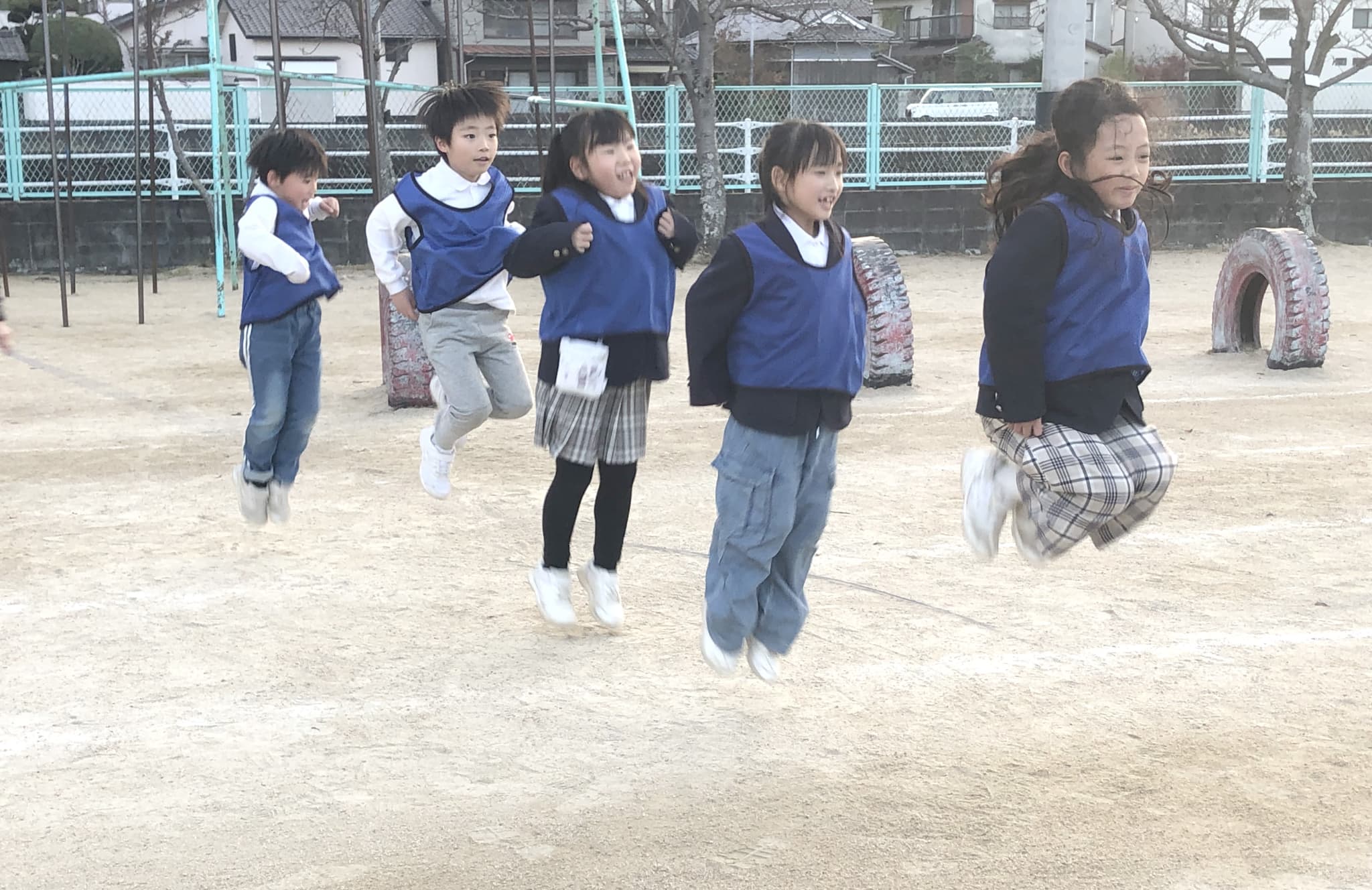 長縄で遊ぶ子どもの写真