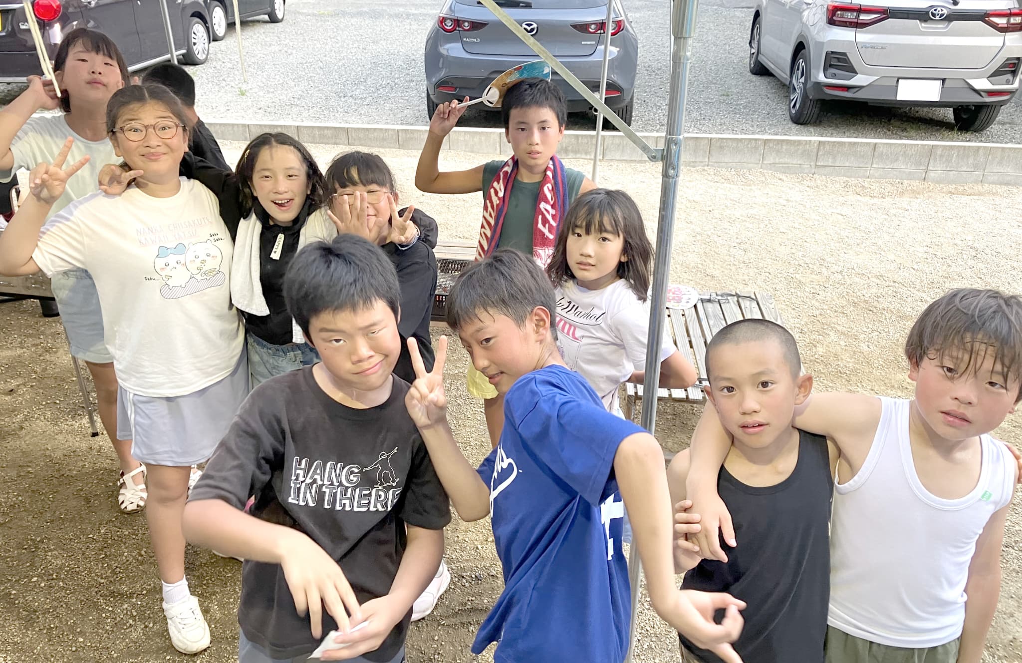 外でポーズをとる子どもの写真