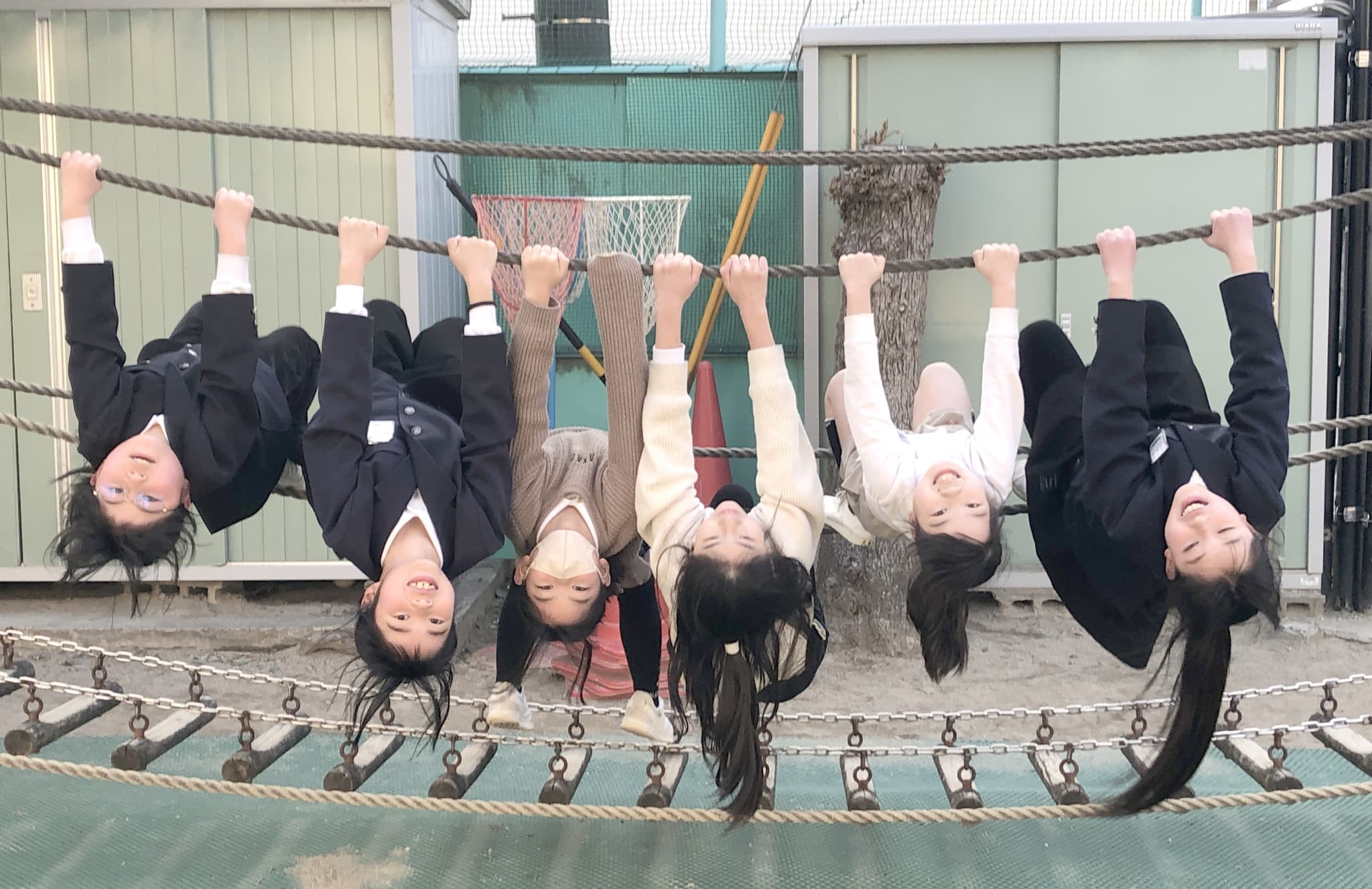 縄にぶら下がる子どもの写真