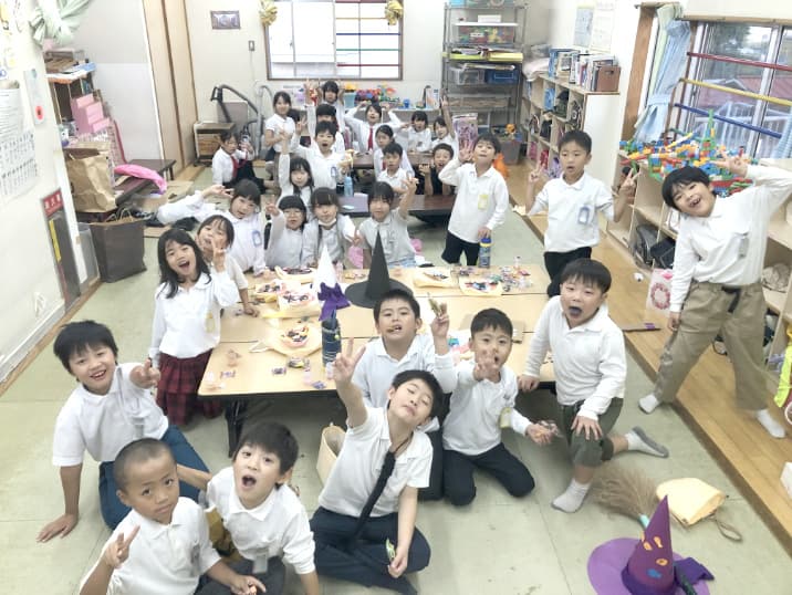 室内で集まっている子どもの写真