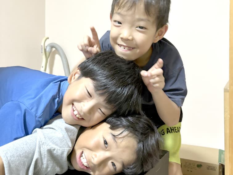 くっついている子どもの写真
