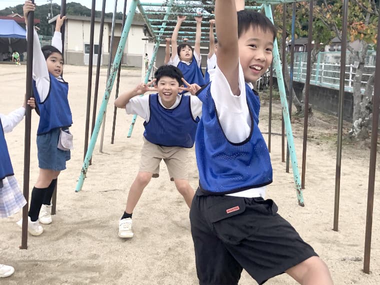 雲梯で遊ぶ子どもの写真
