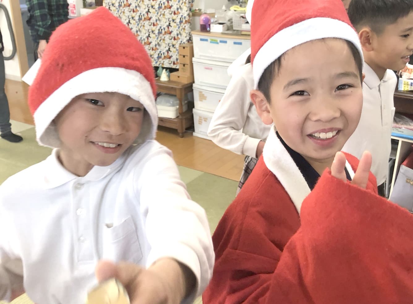 サンタの格好をする子どもの写真