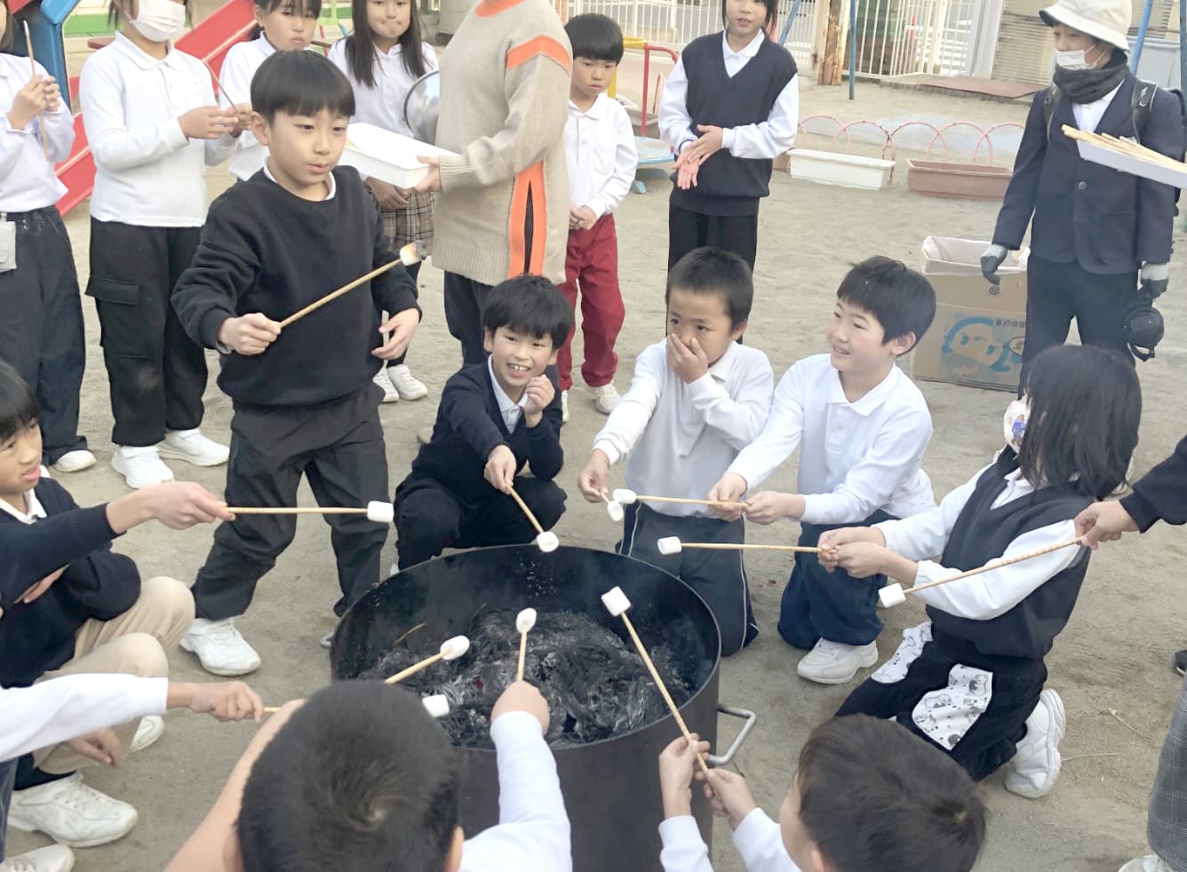 焼きマシュマロをつくる子どもの写真