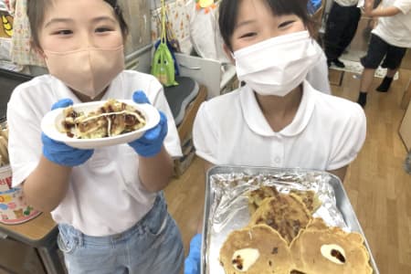 おやつを見せる子どもの写真