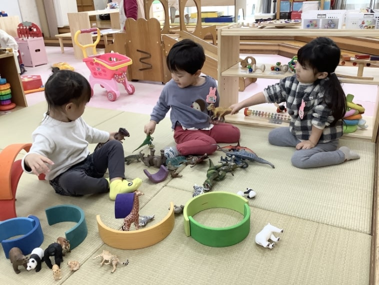 人形で遊ぶ子どもの写真