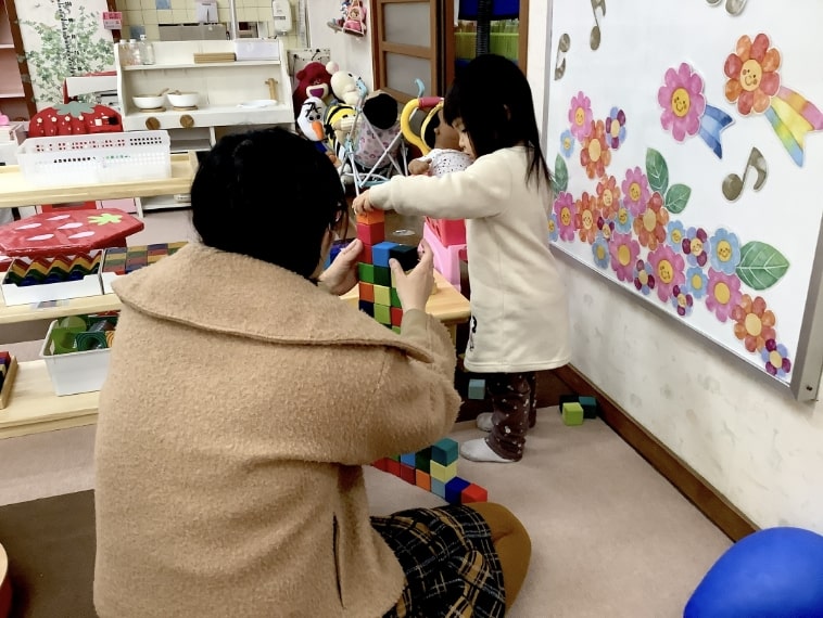 積み木で遊ぶ子どもの写真