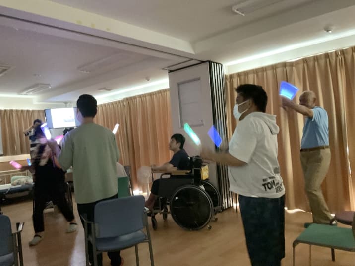 ライトを振って体を動かす様子