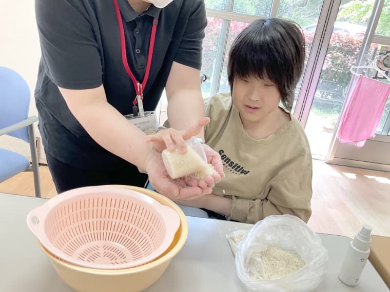 お米を計る女性の写真