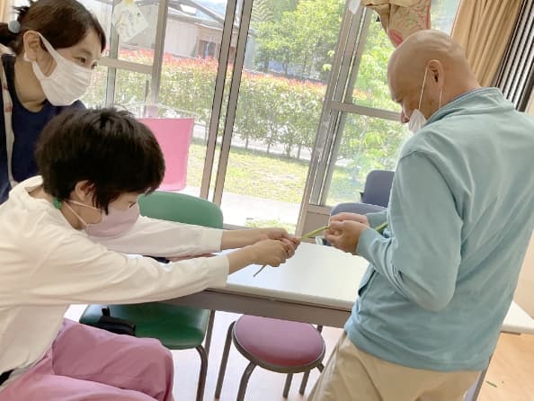 紐をひっぱる女性の写真
