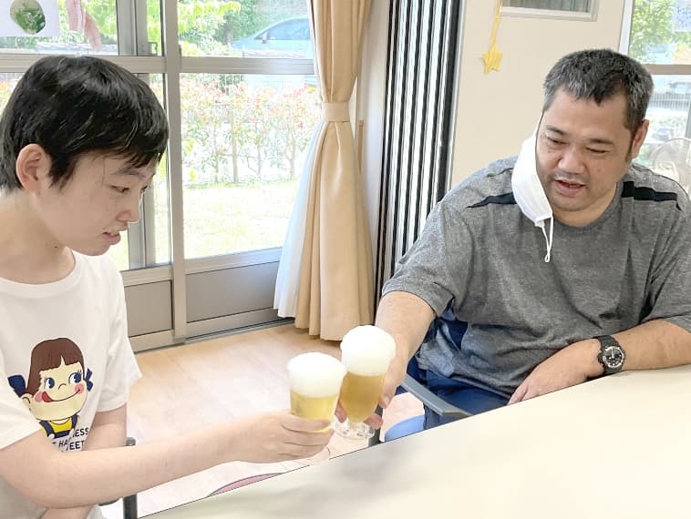 乾杯をする男性の写真