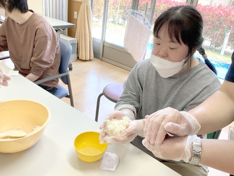 お米を握る女性の写真