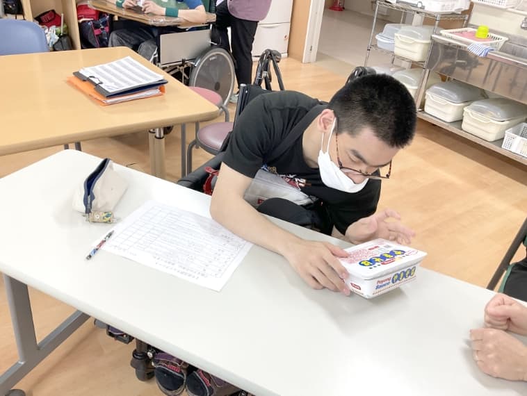 パッケージを見る男性の写真
