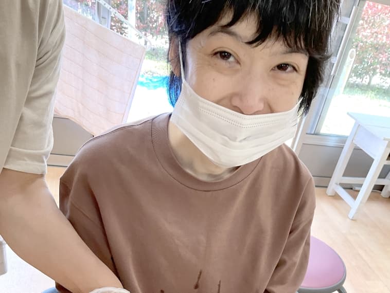 笑顔の女性の写真