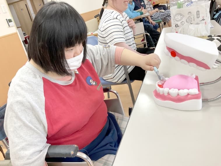 歯磨きをする女性の写真
