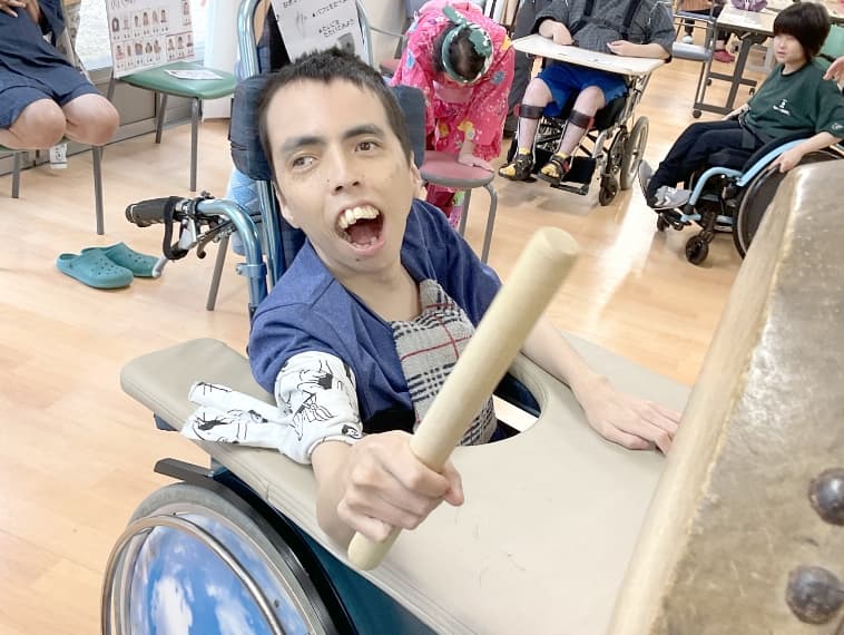 棒を持つ男性の写真