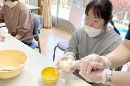 おにぎりを握る利用者